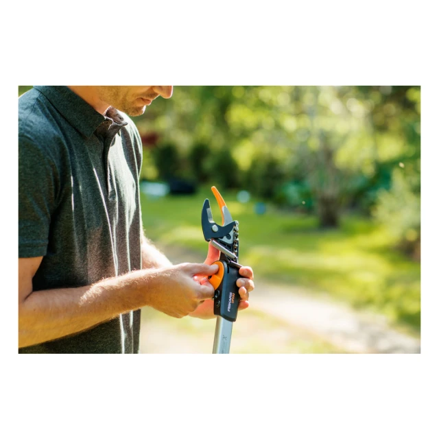 UNIVERZALNI SEKAC GRANA FISKARS UPX82